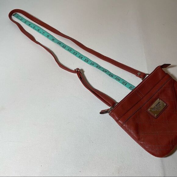 RELIC brand orange crossbody bag with quilting - Picture 13 of 13
